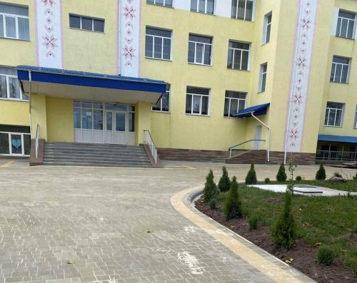 
У селі на Гусятинщині за кошти благодійників облаштували шкільне подвір'я (фото)