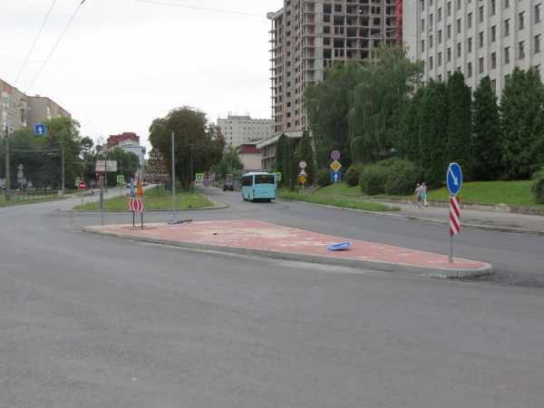 На Грушевського відновили проїзд та кладуть нову бруківку на тротуарі: який вигляд має вулиця