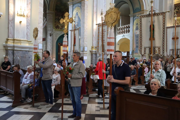 Як тернополяни освячували кошики на Спаса: репортаж з місцевих храмів