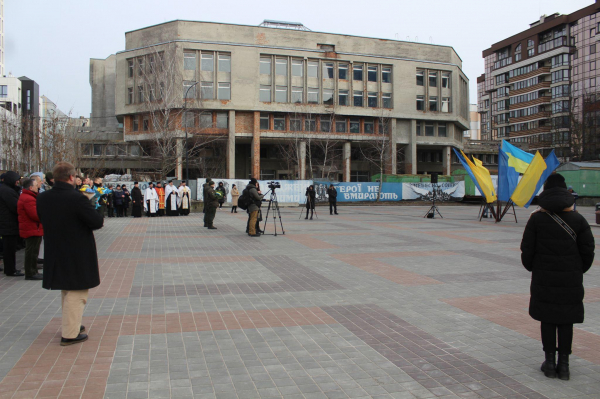 На площі Героїв Євромайдану встанолюють нові банери