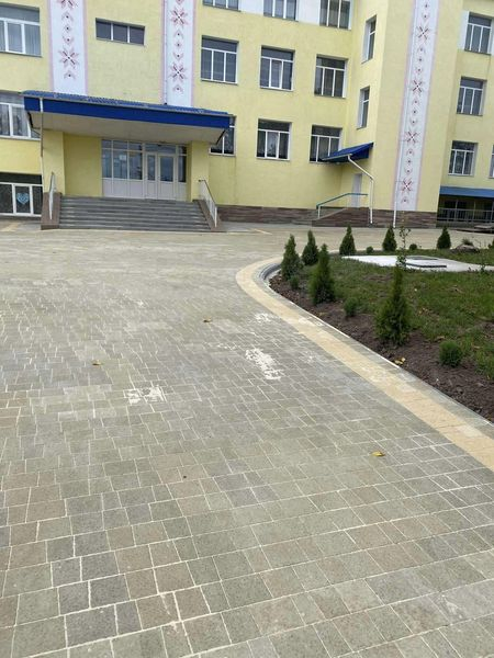 
У селі на Гусятинщині за кошти благодійників облаштували шкільне подвір'я (фото)