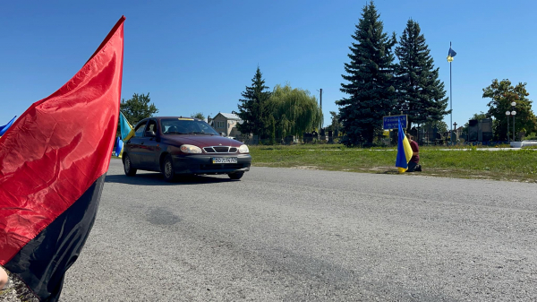 
На колінах у Мишковичах і Тернополі зустріли полеглого Героя Романа Довгалюка – знаного воїна, художника та байкера (ФОТО)