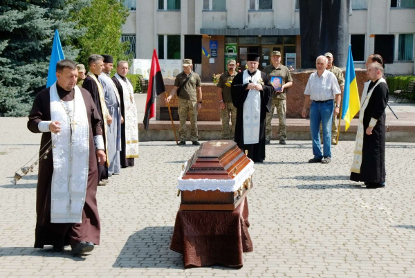 Шумськ навколішки зустрів загиблого Героя Петра Петрука