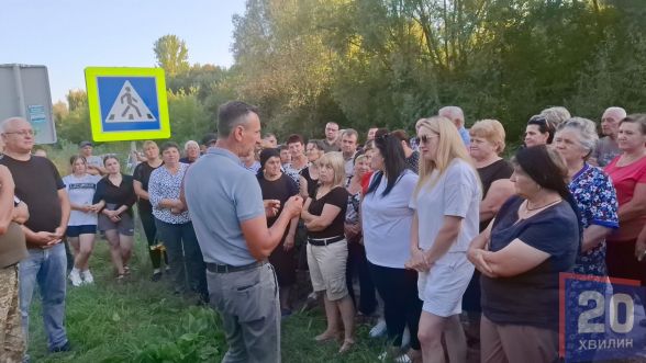 Після стрілянини у селі Доброводи вийшли на пікет. Бояться та вимагають забрати військову частину