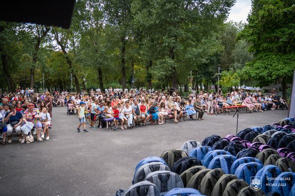 
Діти загиблих тернопільських військових, сироти та ВПО отримали рюкзаки та приладдя до школи (фото)