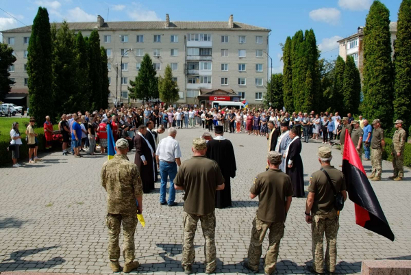 Шумськ навколішки зустрів загиблого Героя Петра Петрука
