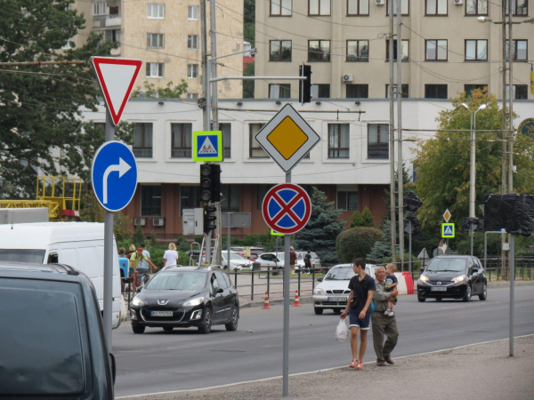 На Грушевського відновили проїзд та кладуть нову бруківку на тротуарі: який вигляд має вулиця