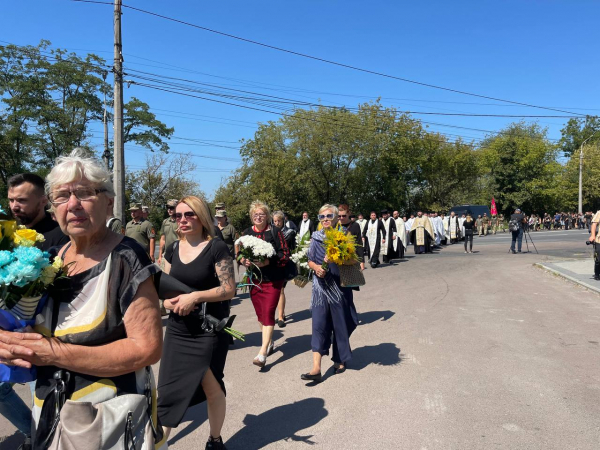 
Був сміливим та колоритним: у Тернополі попрощалися з Героєм – художником, байкером, сержантом Романом Довгалюком (ФОТО)