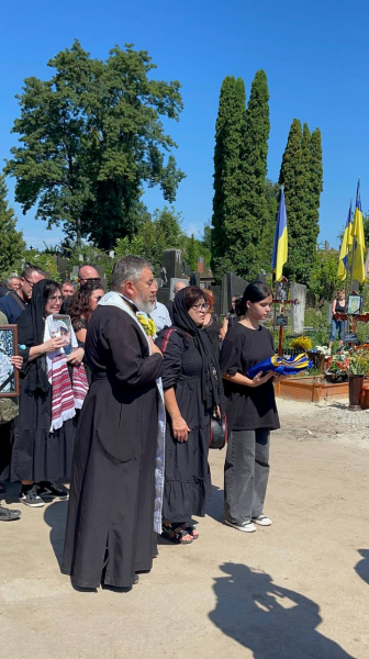 
Був сміливим та колоритним: у Тернополі попрощалися з Героєм – художником, байкером, сержантом Романом Довгалюком (ФОТО)