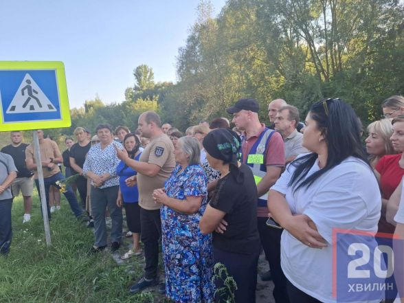 Після стрілянини у селі Доброводи вийшли на пікет. Бояться та вимагають забрати військову частину