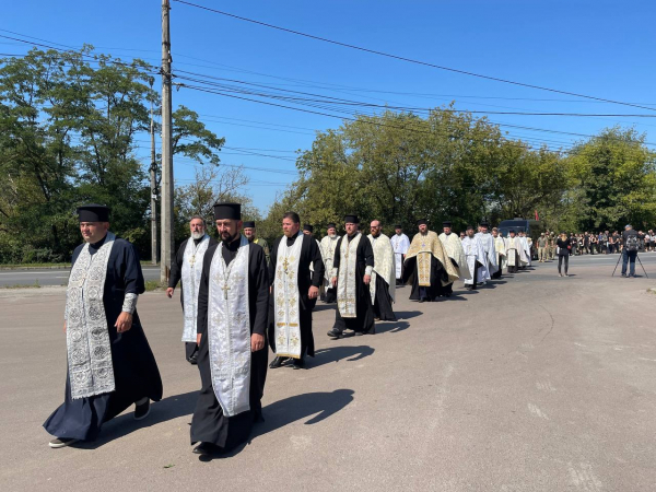 
Був сміливим та колоритним: у Тернополі попрощалися з Героєм – художником, байкером, сержантом Романом Довгалюком (ФОТО)