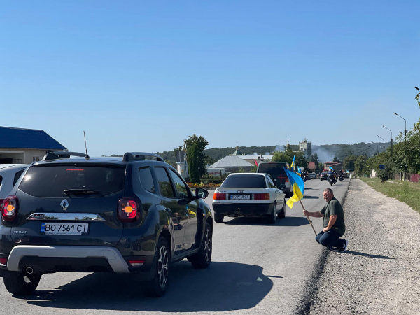 
На колінах у Мишковичах і Тернополі зустріли полеглого Героя Романа Довгалюка – знаного воїна, художника та байкера (ФОТО)