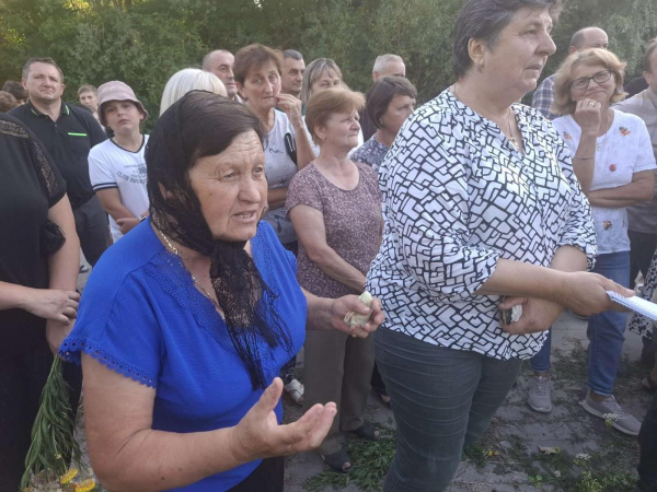 Після стрілянини у селі Доброводи вийшли на пікет. Бояться та вимагають забрати військову частину