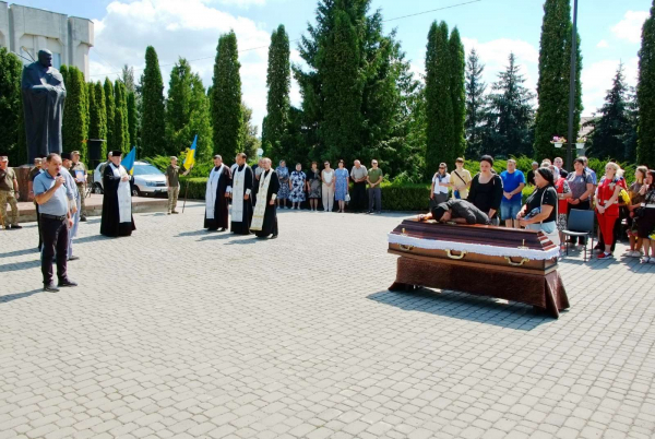 Шумськ навколішки зустрів загиблого Героя Петра Петрука