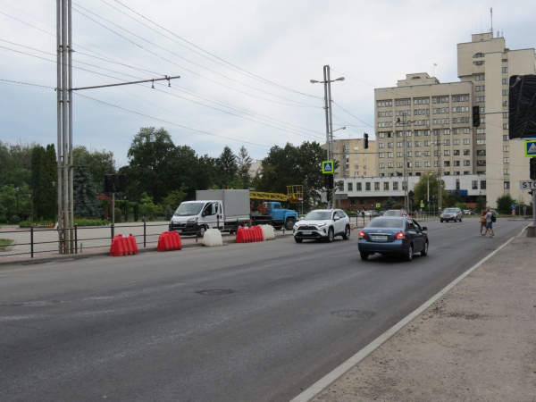 На Грушевського відновили проїзд та кладуть нову бруківку на тротуарі: який вигляд має вулиця