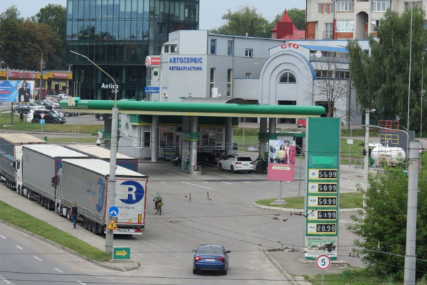 Скільки коштує пальне на АЗС Тернополя: порівняли ціни у різних мережах заправок