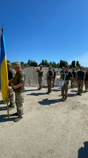 
Був сміливим та колоритним: у Тернополі попрощалися з Героєм – художником, байкером, сержантом Романом Довгалюком (ФОТО)