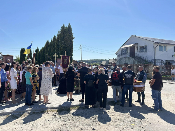 
На колінах у Мишковичах і Тернополі зустріли полеглого Героя Романа Довгалюка – знаного воїна, художника та байкера (ФОТО)