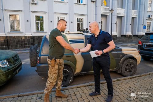 
На передову вирушив позашляховик, який купили працівники міської ради та депутати, - Сергій Надал