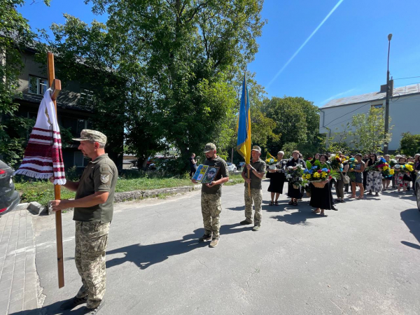 
Був сміливим та колоритним: у Тернополі попрощалися з Героєм – художником, байкером, сержантом Романом Довгалюком (ФОТО)