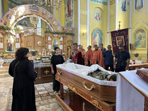 
На колінах у Мишковичах і Тернополі зустріли полеглого Героя Романа Довгалюка – знаного воїна, художника та байкера (ФОТО)