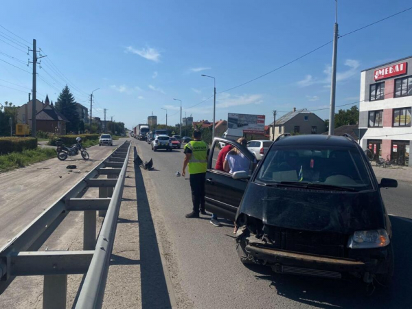 У Кременці біля АТБ зіштовхнулися авто та мотоцикл