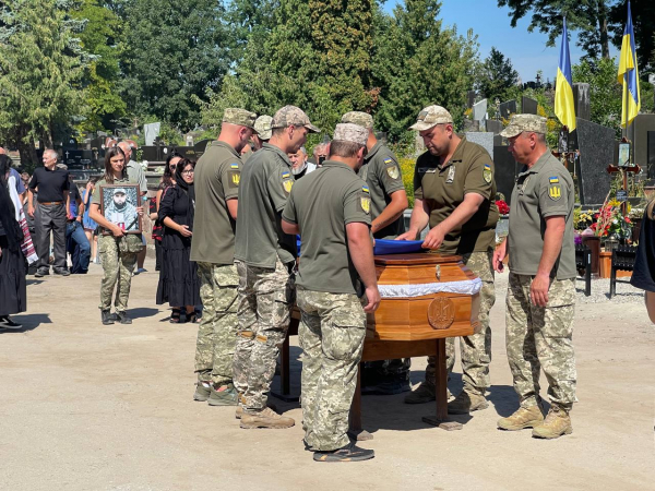 
Був сміливим та колоритним: у Тернополі попрощалися з Героєм – художником, байкером, сержантом Романом Довгалюком (ФОТО)