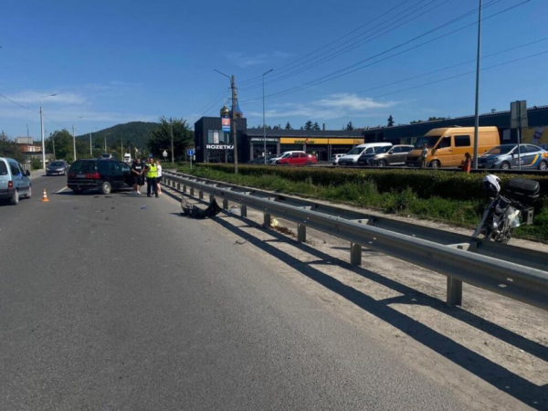 У Кременці біля АТБ зіштовхнулися авто та мотоцикл