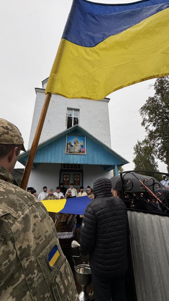 
В останню дорогу в Борсуківській громаді провели полеглого Героя Віталія Кухарука (ФОТО)