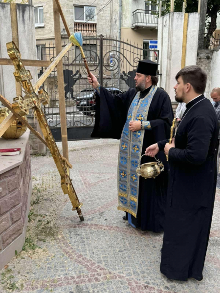 В церкві на Острозького освятили і встановили накупольний хрест