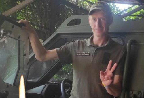 
Клята війна забрала рідного і єдиного брата: у Тернополі попрощаються із загиблим на війні Романом Гармашем