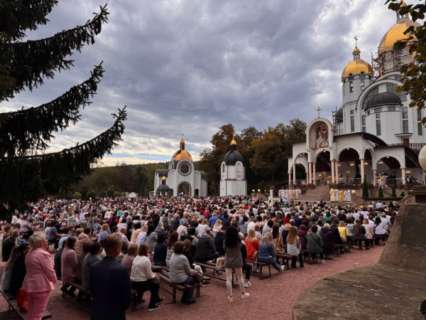 Освітяни з всієї України з'їхались на прощу в Зарваницю