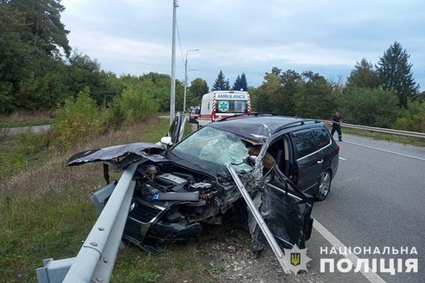 Авто вилетіло на зустрічну смугу та врізалося у відбійник: у ДТП на Кременеччині загинув 41-річний чоловік