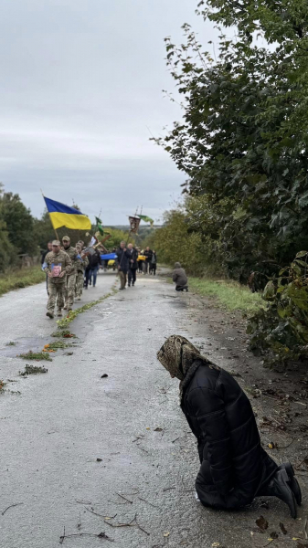 
В останню дорогу в Борсуківській громаді провели полеглого Героя Віталія Кухарука (ФОТО)