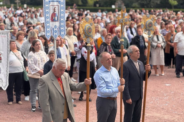 Освітяни з всієї України з'їхались на прощу в Зарваницю