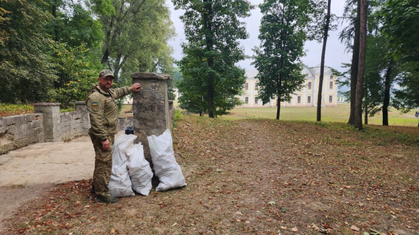 
На території відомого туристичного об’єкта Тернопільщини провели осінню толоку (фото)