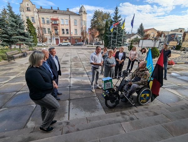 
На Тернопіллі волонтер на колісному кріслі долає 1000 кілометрів, щоб зібрати мільйон для ЗСУ (фото)