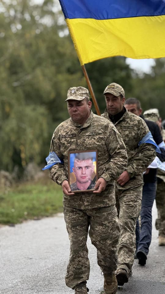 
В останню дорогу в Борсуківській громаді провели полеглого Героя Віталія Кухарука (ФОТО)