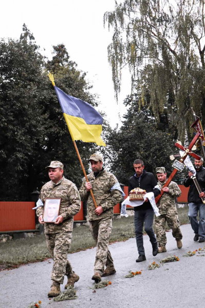 
В останню дорогу в Борсуківській громаді провели полеглого Героя Віталія Кухарука (ФОТО)