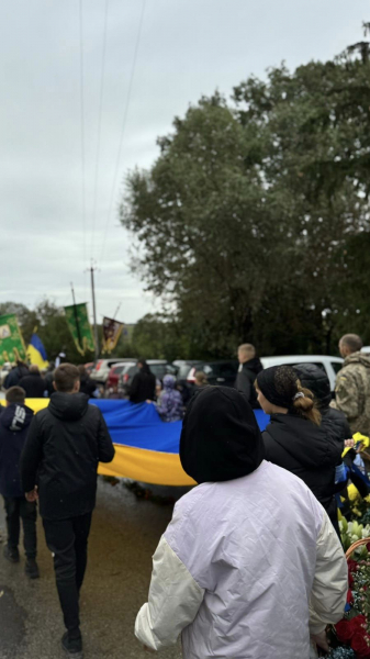 
В останню дорогу в Борсуківській громаді провели полеглого Героя Віталія Кухарука (ФОТО)