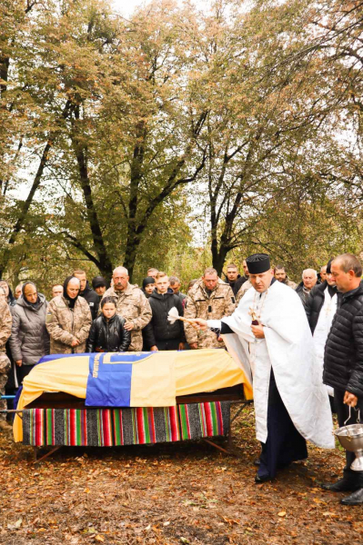 
В останню дорогу в Борсуківській громаді провели полеглого Героя Віталія Кухарука (ФОТО)