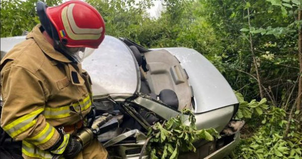 ДТП у Дарахові: з понівеченого авто рятувальники діставали 70-річну жінку