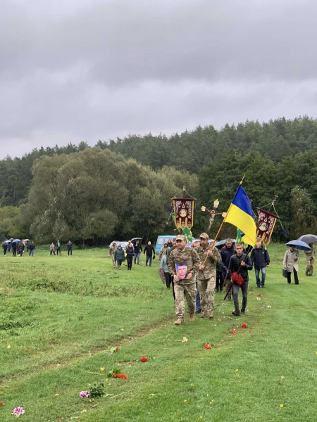 
В останню дорогу в Борсуківській громаді провели полеглого Героя Віталія Кухарука (ФОТО)