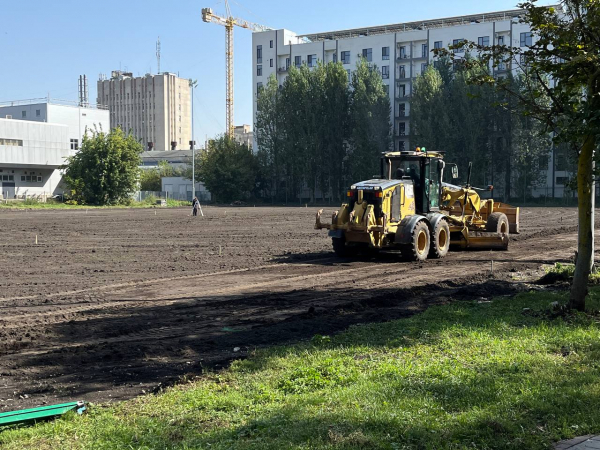 У «Сопільче» облаштовують нове поле для футболу: працює габаритна техніка