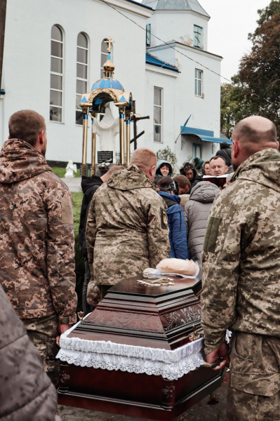 
В останню дорогу в Борсуківській громаді провели полеглого Героя Віталія Кухарука (ФОТО)