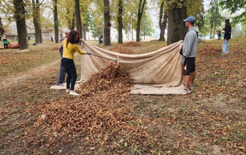 
На території відомого туристичного об’єкта Тернопільщини провели осінню толоку (фото)