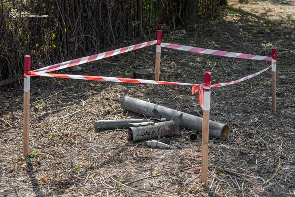 
Тернопільські піротехніки продовжують очищувати українську землю від небезпеки на прифронтових територіях (фото)