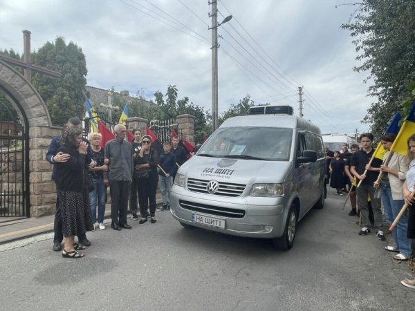 У селі під Тернополем прощаються з молодим прикордонником Ступінським Віталієм