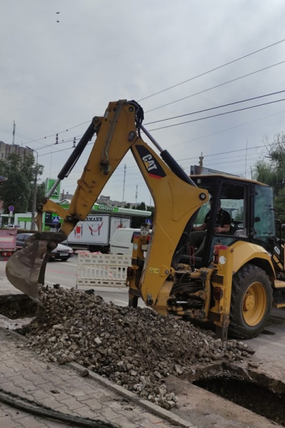 На Торговиці проводять заміну аварійних труб водопроводу