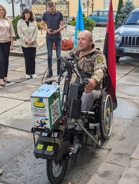 
На Тернопіллі волонтер на колісному кріслі долає 1000 кілометрів, щоб зібрати мільйон для ЗСУ (фото)